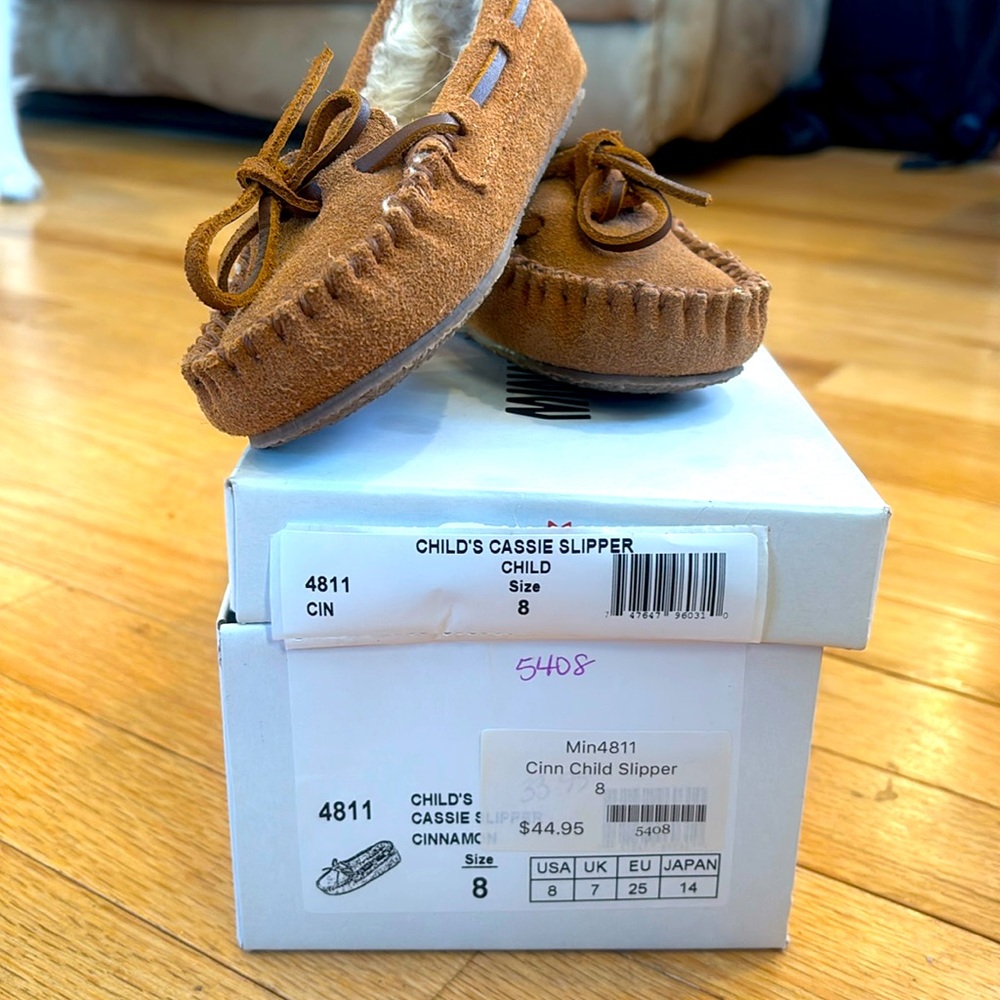 Children’s Cassie Minnetonka size 8 slipper moccasins NEW